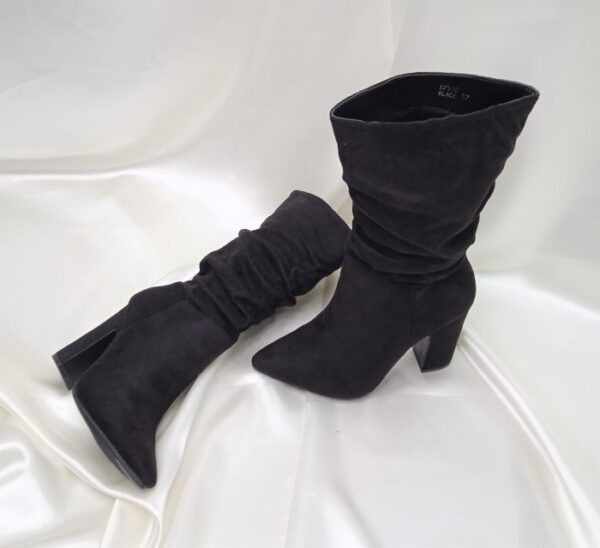 Γυναικείες καστόρινες τριών τετάρτων μπότες με τετράγωνο τακούνι